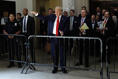 Donald Trump se dirige a los medios durante una pausa del juicio celebrado en Nueva York el pasado día 4.