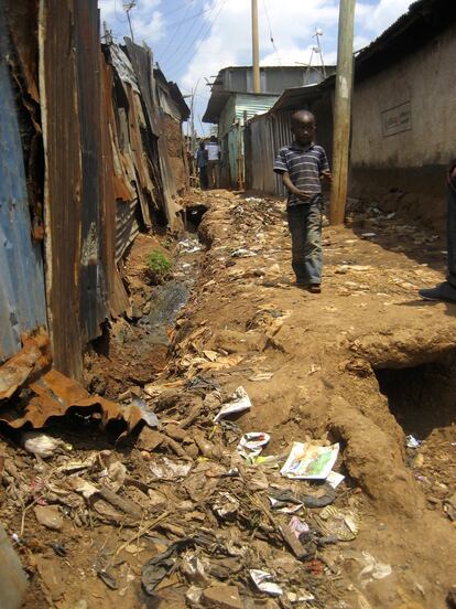 La basura se acumula de forma anárquica en los suburbios de Nairobi. La lluvia y los cursos de agua la llevan al mar.