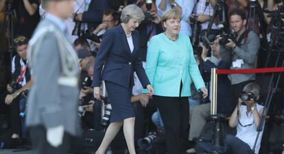 La Premier May y la Canciller Merkel durante la visita de la primera a Alemania