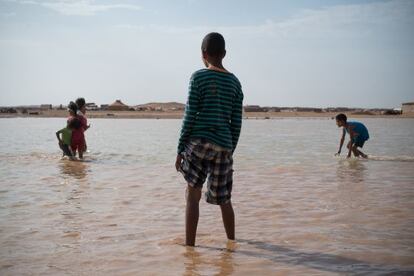 Niños en una zona inundada del campamento de Auserd