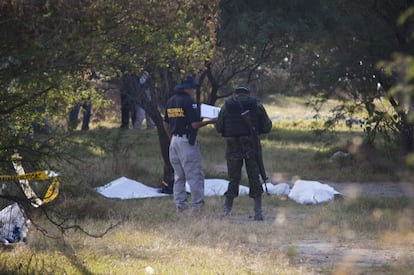Federal police and army officers examine a common grave found on the outskirts of La Barca (Jalisco).