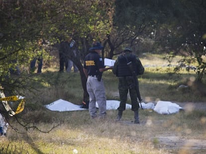 Federal police and army officers examine a common grave found on the outskirts of La Barca (Jalisco).