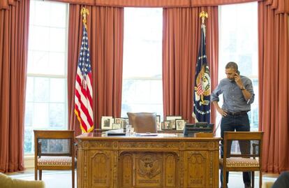 Barack Obama, durante su conversación con su homólogo ruso, Vladimir Putin.