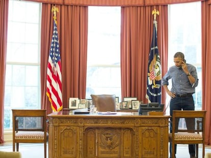 Barack Obama, durante su conversación con su homólogo ruso, Vladimir Putin.