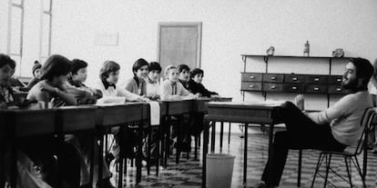 Jaime Baertl, uno de los máximos responsables del grupo religioso Sodalicio de Vida Cristiana, en una clase con niños en los años setenta en Perú.