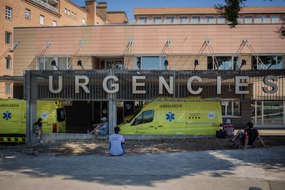 Dos ambulancias en el Hospital Universitario Arnau de Vilanova de Lleida, capital de la comarca del Segrià, en Lleida, Cataluña. 