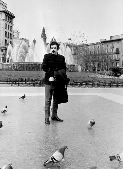 El escritor colombiano Gabriel García Márquez posa junto a la Plaza de Cataluña, durante la entrevista que concedió a la Agencia Efe en la ciudad de Barcelona el 11 de febrero de 1970. El escritor había elegido la Ciudad Condal para trabajar en su próxima novela.