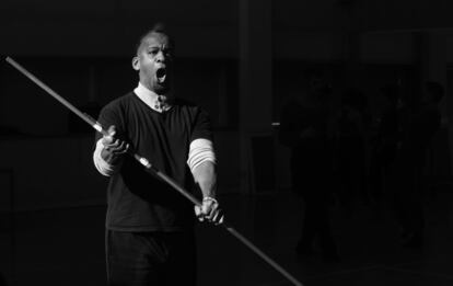 El cantante y actor Ivan Garcia durante uno de los ensayos de la ópera.