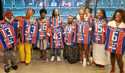 Personalidades negras recebem camisas do Bahia na Fonte Nova.