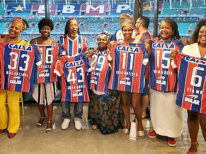 Personalidades negras recebem camisas do Bahia na Fonte Nova.