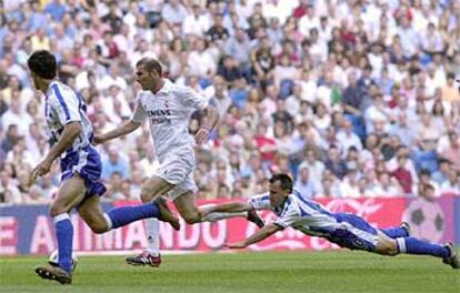Zidane se escapa de Gerardo y Sanz durante el partido de hoy en el Bernabéu.