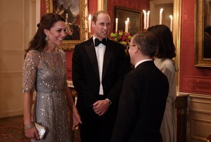 El embajador, Lord Ed Llewellyn y su esposa, Anne, con el príncipe Guillermo y la duquesa Kate.