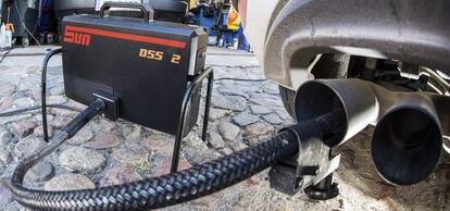 Un dispositivo mide los niveles de emisiones del motor diésel de un Volkswagen Golf 2.0 TDI en un taller de Fráncfort.