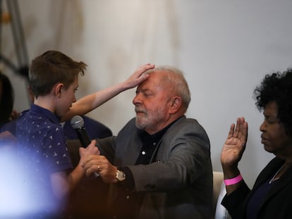 Un niño reza una oración por Lula, durante un acto con evangélicos en São Paulo, en 2022.