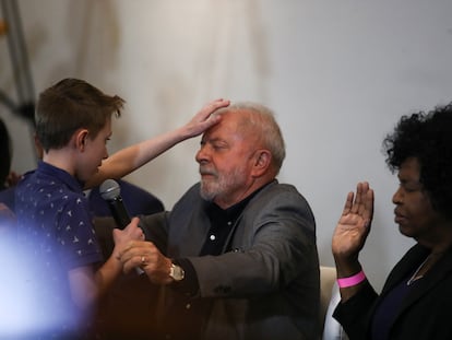 Un niño reza una oración por Lula, candidato a la Presidencia de Brasil, este miércoles durante un acto con evangélicos en São Paulo.