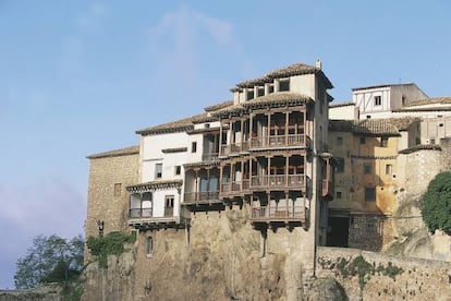 <strong>El turista critica.</strong> "Muy vistas ya. No es lo más espectacular de Cuenca. Aunque la propaganda hace mucho en su beneficio, pero hay edificios que son más espectaculares" (Muskid).</p> <strong>El experto contesta.</strong> “Aunque no son una obra imprescindible de la historia del arte, suponen un ejemplo muy sobresaliente de la arquitectura popular castellana. Además, se emplazan en un lugar privilegiado desde un punto de vista paisajístico e histórico. Por otro lado, la casas colgadas de Cuenca albergan el museo de arte abstracto español, un museo pionero en su tipología en España, todo un emblema del arte contemporáneo de la segunda mitad del siglo XX" (Ignacio Vleming, divulgador de la arquitectura y autor de 'Fisura', un ensayo sobre los espacios residuales de la ciudad). </p>