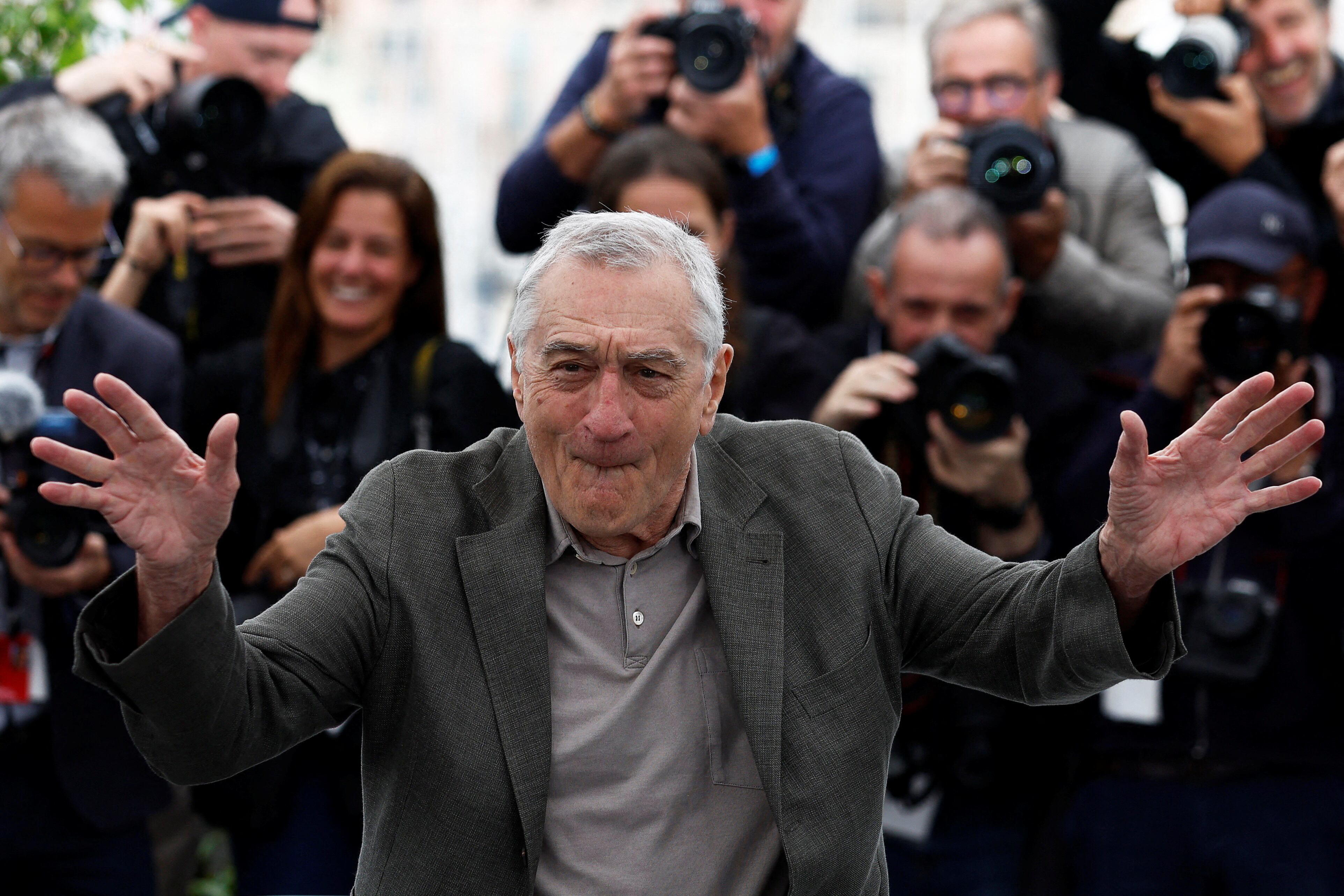 Robert De Niro bromea con los fotógrafos antes de la rueda de prensa.