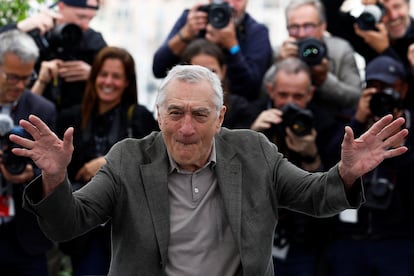 Robert De Niro bromea con los fotógrafos antes de la rueda de prensa.