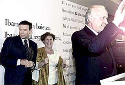 Juan José Ibarretxe, Begoña Errazti (presidenta de EA) y Xabier Arzalluz, la noche del 13-M.