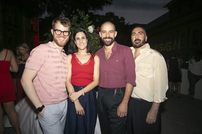 Gonzalo Muiño, Ainhoa Serrano y los fundadores del estudio Casa Josephine, Pablo Chul e Iñigo Aragón.