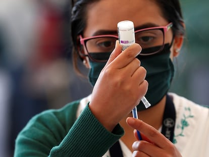 Una enfermera prepara una dosis de una vacuna contra la covid-19 en la Ciudad de México.