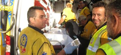 Los sanitarios trasladan a la mujer al Doce de Octubre.