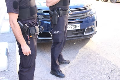Imagen de dos agentes de una patrulla de la Policía Nacional de Valencia.