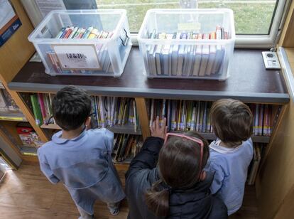 Los objetivos del bibliocajero pasan por servir de libros y dinero en efectivo allí donde no hay bibliotecas o cajeros ordinarios. La ruta llega a decenas de pequeñas localidades donde los niños y los mayores la esperan con anhelo. Una de las claves contra la despoblación pasa por, además de atraer habitantes, retener a los que se pueden alejar por falta de prestaciones.