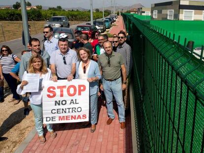 Miembros de Vox protestan ante un centro de menores extranjeros en la pedanía murciana de Santa Cruz, el pasado mes de septiembre. 