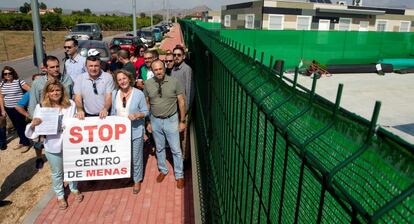 Miembros de Vox protestan ante un centro de menores extranjeros en la pedanía murciana de Santa Cruz, el pasado mes de septiembre. 