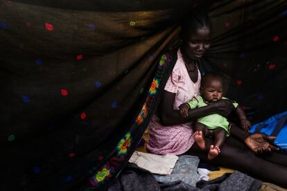 Una madre utiliza una sábana negra como mosquitera. Vive con otros cientos de madres llegadas de Leer con sus hijos hasta Bentiu.