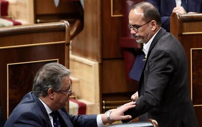 El ministro del Interior, Juan Ignacio Zoido, conversa con el portavoz del PDeCAT en el Congreso, Carles Campuzano.
