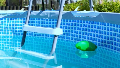 Artículo de EL PAÍS Escaparate que describe la escalera para piscinas desmontables top ventas en Amazon.