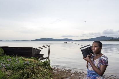 Ugandesa con su radio. El centro Pulse Lab de la ONU en Uganda ha diseñado una nueva herramienta para analizar los contenidos de las emisiones de radio. Esta nueva fuente de datos ayuda a medir el progreso en los Objetivos de Desarrollo Sostenible (ODS) de la ONU. 