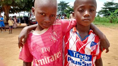 Niños con camisetas falsas del Atlético de Madrid y del Real Madrid en la aldea de Seribadougou, Costa de Marfil.