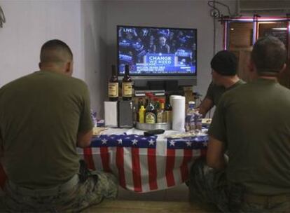 Tres <i>marines</i> siguen el día electoral desde Afganistán.