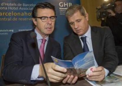 El ministro de Industria y presidente del PP de Canarias, José Manuel Soria, conversa con el presidente del Grupo Municipal del PPC en el Ayuntamiento de Barcelona, Alberto Fernández Díaz, hoy, con motivo de la campaña electoral catalana, en un desayuno con el gremio de hoteleros de Barcelona.