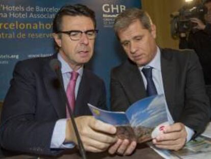 El ministro de Industria y presidente del PP de Canarias, José Manuel Soria, conversa con el presidente del Grupo Municipal del PPC en el Ayuntamiento de Barcelona, Alberto Fernández Díaz, hoy, con motivo de la campaña electoral catalana, en un desayuno con el gremio de hoteleros de Barcelona.