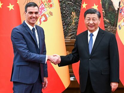 Beijing (China), 31/03/2023.- Chinese President Xi Jinping (R) shakes hands with Spanish Prime Minister Pedro Sanchez during their meeting in Beijing, China, 31 March 2023. The Spanish prime minister is in China on a two-day state visit. (España) EFE/EPA/XINHUA / RAO AIMIN CHINA OUT / MANDATORY CREDIT EDITORIAL USE ONLY
