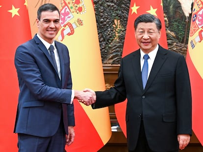 El presidente del Gobierno, Pedro Sánchez, y el presidente de China, Xi Jinping, el viernes en Pekín.