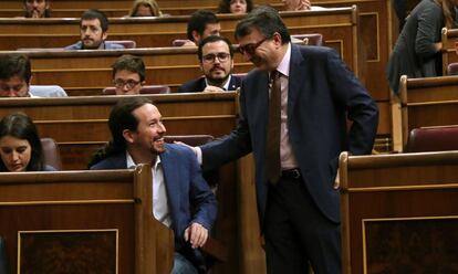 El portaveu del PNB, Aitor Esteban (d), saluda el líder d'Units Podem, Pablo Iglesias.