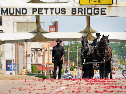 La carroza del congresista John Lewis cruza este domingo el puente Edmund Pettus, en Selma (Alabama).