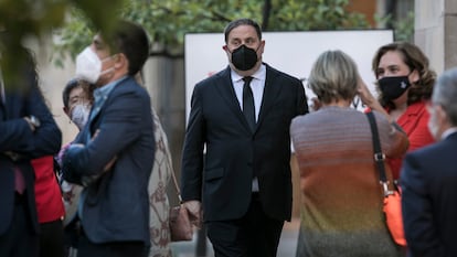 Oriol Junqueras (center) at the swearing-in of Pere Aragonès as the new Catalan premier.