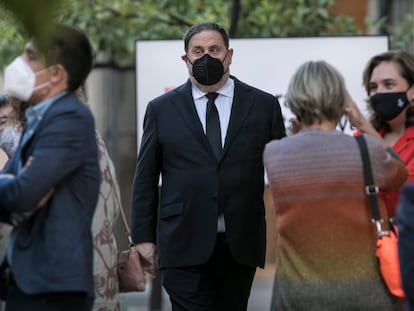 Oriol Junqueras (center) at the swearing-in of Pere Aragonès as the new Catalan premier.