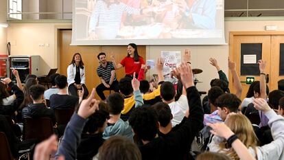 El músico Javier Erro participa en un taller de Oyeah! con jóvenes junto a audioprotesistas de Gaes.