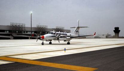 Una aeronave de verificación en el aeropuerto de Covera (Murcia).