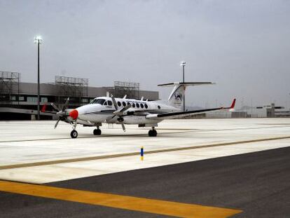 Una aeronave de verificaci&oacute;n en el aeropuerto de Covera (Murcia).