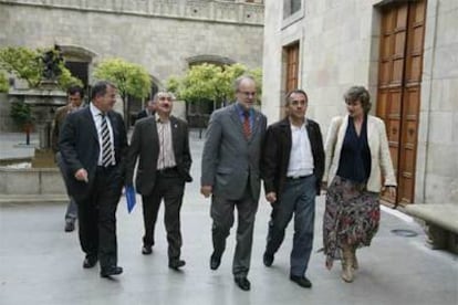 Los consejeros Jordi Valls (izquierda), Antoni Castells (centro) y Anna Simó, acompañados de los líderes sindicales.