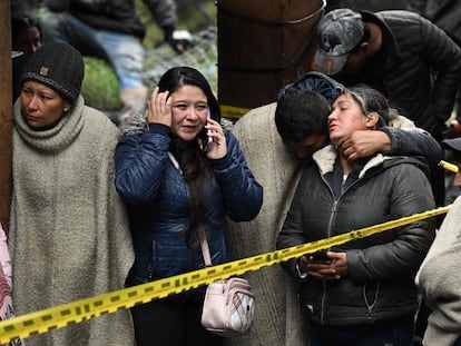 Familiares de los mineros esperan afuera del sitio mientras los rescatistas trabajan contra el reloj, este miércoles en Sutatausa, departamento de Cundinamarca (Colombia).