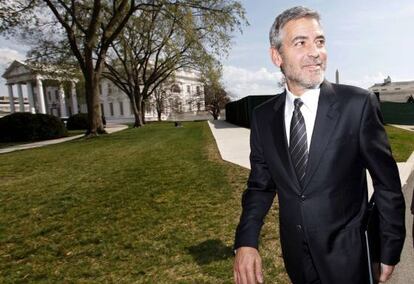 George Clooney, a las afueras de la Casa Blanca tras una reunión con Barack Obama.
